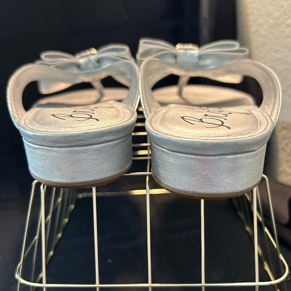 BRIGHTON ‘NELL’ SILVER METALLIC LEATHER BOW SANDAL w/Crystal Accent Sz. 7 - Picture 6 of 12